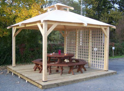 Petit kiosque ou pergola pour faire de votre terrasse un espace abrité